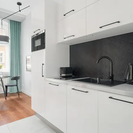 Kwiatowa Modern Studio In The Center Of By Renters